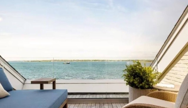 Short Scenic Stroll to Historic Downtown | Breathtaking Waterview Room w/Balcon