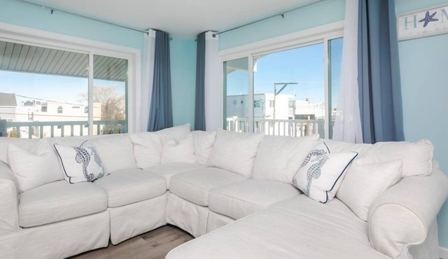 Short stroll to the beach! Newly renovated, 3 bedroom condo, wrap around porch
