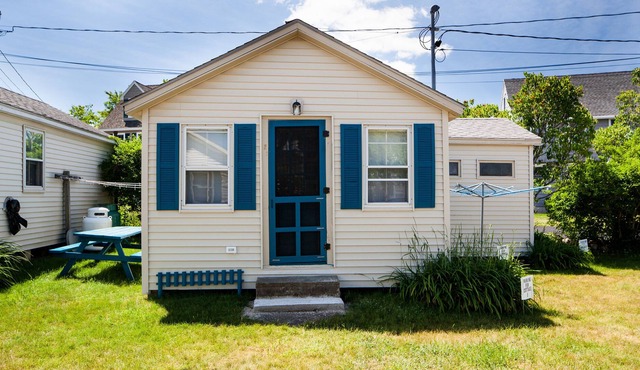 Short walk to Short Sands and Long Sands Beaches! Affordable vacation in York!