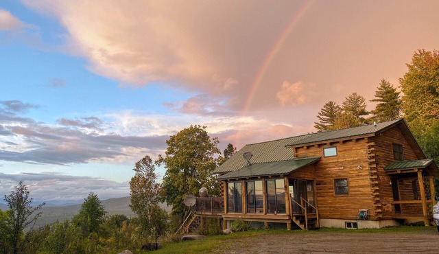 SI Incredible Views from this log cabin with large deck, huge yard, fire pit, hot tub, dog friendly!