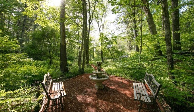 Six-Bedroom Family Retreat Near Portsmouth w/Hot tub, Theater