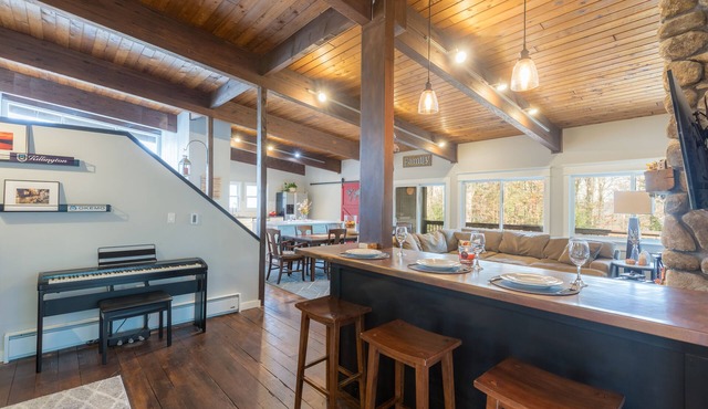 Ski Chalet-Style Home with Hot Tub Spa, Eastman Community