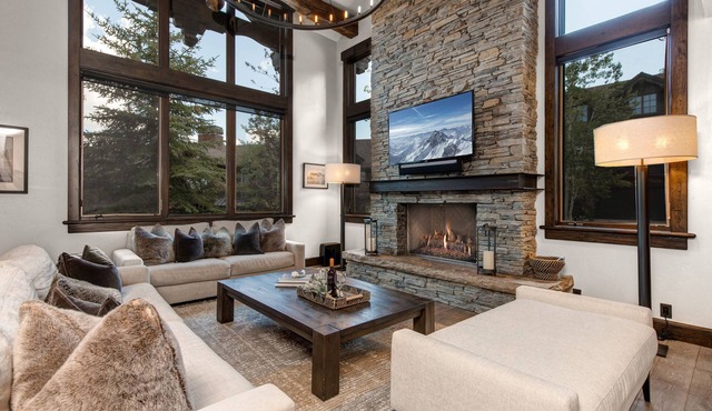 Ski In/Out - Luxury Amenities & Design! Hot tub, Home Gym & BBQ