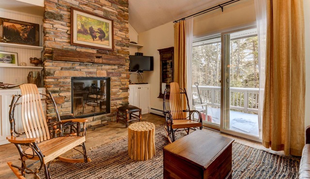 SKI IN/SKI OUT, BRETTON WOODS TOWNHOUSE, MOUNTAIN VIEWS!