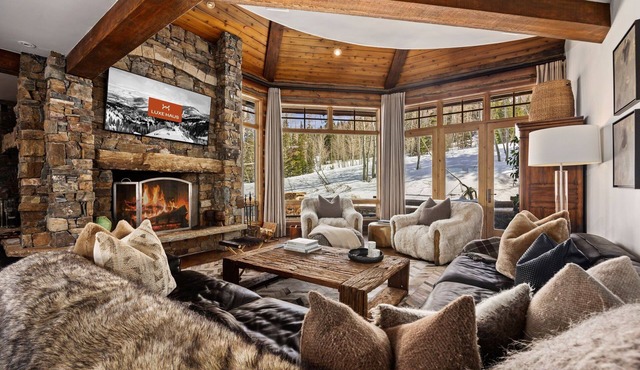 Ski-in/Ski-out Luxe Chalet– Hot Tub, Theater Room!
