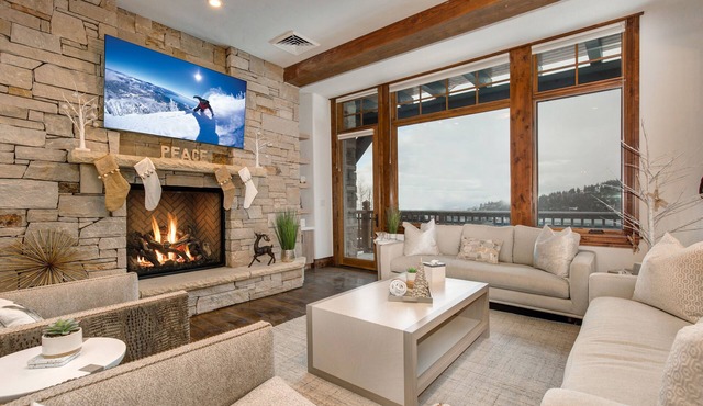 Ski-In/Ski-Out Luxury Condo - Fitness center, hot tub, patio, BBQ + Fireplace!