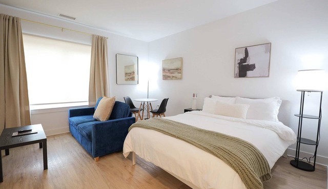 Skyline Luxe Haven Studio - Easy Access to NYC