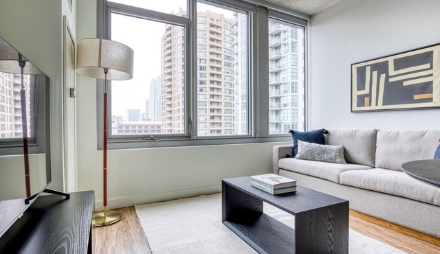 Sleek West Loop Studio w/Deck, Pool & Gym, 3 blocks to L, by Blueground in Chicago
