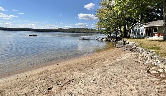 SLEEPS 15 WITH A PRIVATE SANDY BEACH ON LONG LAKE.