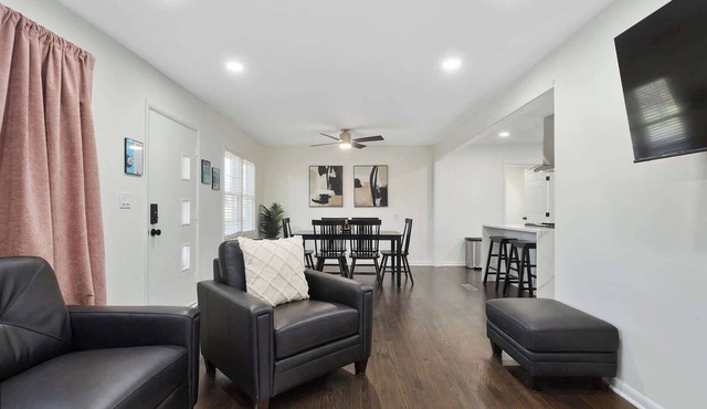 Sleeps 8 |Pool Table|Mins from Shuttle to Stadium