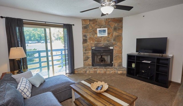 Slopeside luxury condo - sleeps 6 – Walk to Timberline Mountain ski lifts and lodge!