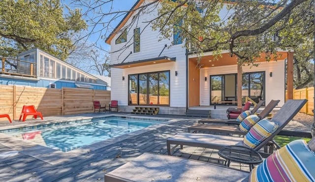 SOCO Modern New 5BR. Pool. 1 Block from Everything