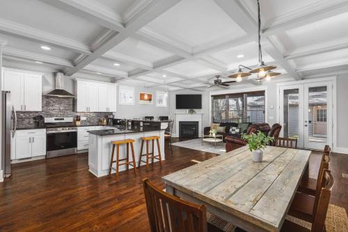 Spacious 11 Bed Germantown Home with 3 Patios Only 1.5 mi to Broadway