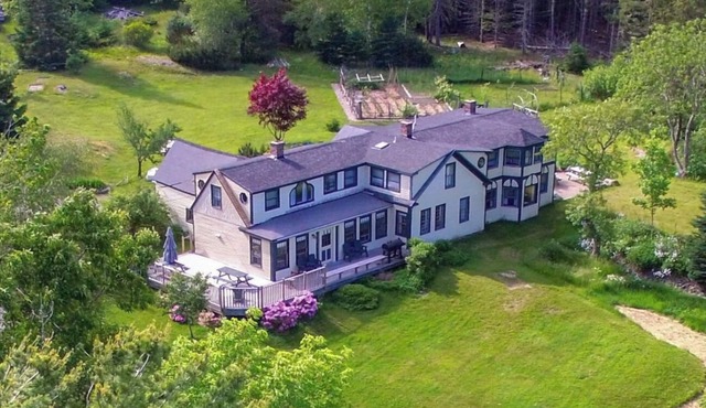 Spacious 19th century 7 bedroom family farmhouse close to Acadia and the shore