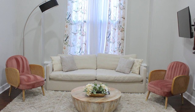 ★SPACIOUS 1BR Apt w/Character 10ft Ceilings W/D!★