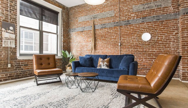 Spacious 2-bed loft with full kitchen, washer/dryer, city views, and in-building gym, game room, and coffee bar. Walkable location with streetcar access just steps away.