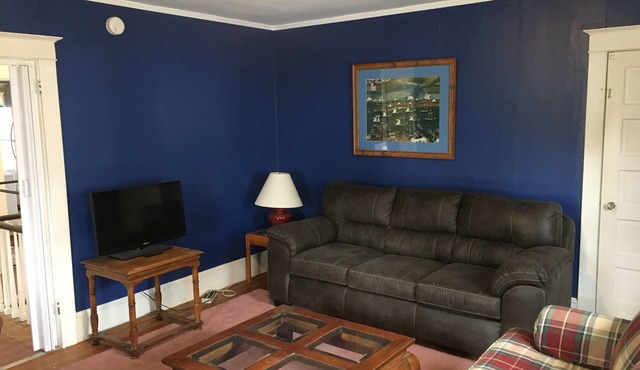 Spacious 2nd floor apartment steps from popular corner market.