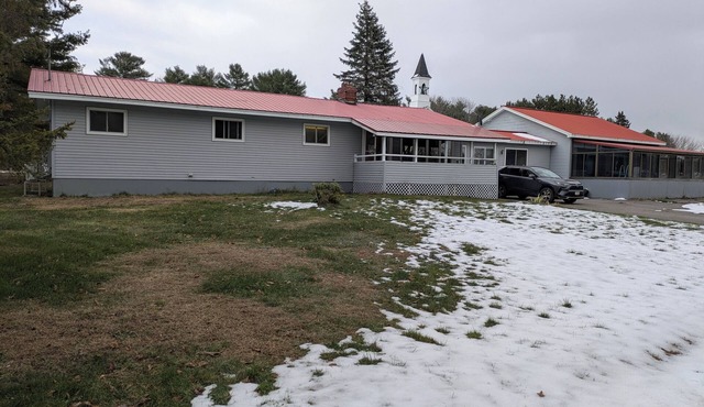 Spacious 3-bedroom house with AC and Wi-Fi in charming Medway, Maine