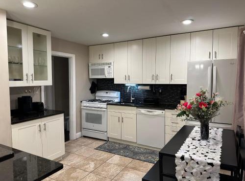 Spacious 3 Bedroom Near Train Station