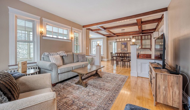 Spacious 3-Bedroom Rustic Apartment Near UMass Memorial & Downtown