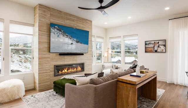 Spacious 3BR condo in Deer Valley, Park City, with mountain views and modern amenities.