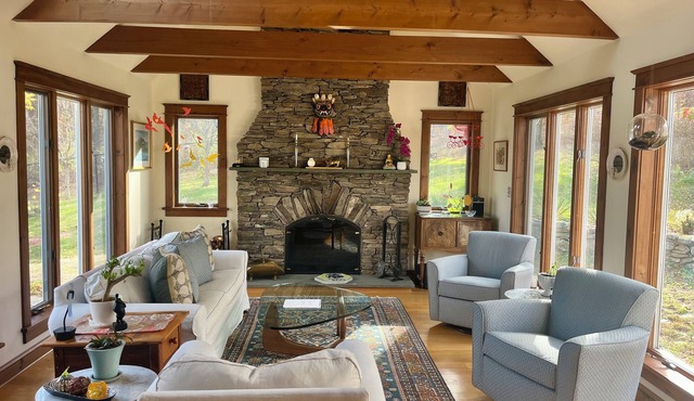 Spacious 4-bedroom house in charming Clinton Corners with WiFi, AC, fitness room