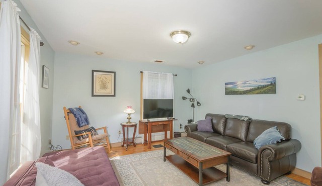 Spacious 4-bedroom country house in delightful Farmington with AC, firepit