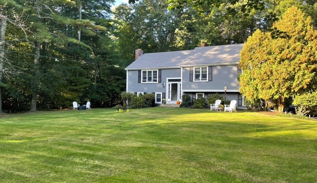 Spacious 4-bedroom house in lovely Duxbury with AC 4 miles to Duxbury beach