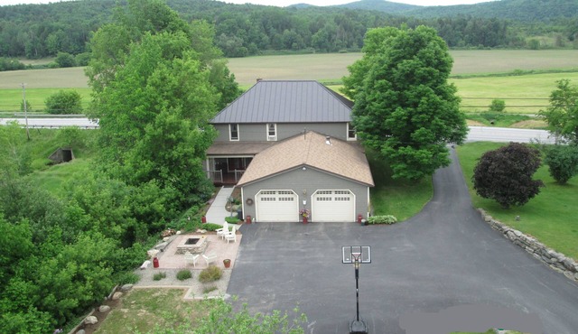 Spacious 4-bedroom house with WiFi, game & fitness room in Franklin County VT