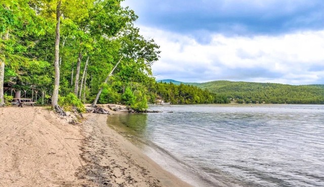 Spacious 4-bedroom house a quick walk to the town beach & Grey Rocks Trails