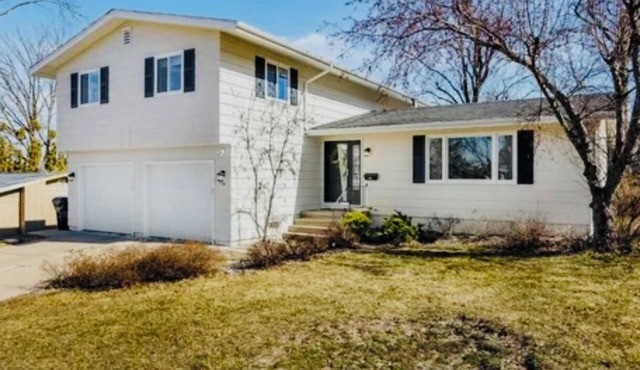 Spacious 4-bedroom House with AC and WiFi in Charming Cedar Rapids in Cedar Rapids