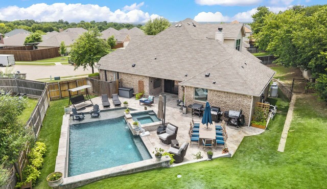 Spacious 4-bedroom with a pool and spa!