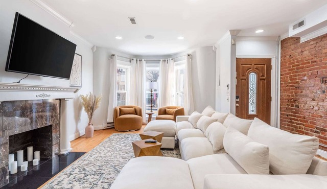 Spacious 4BR DC Townhouse with Jet tub & Parking