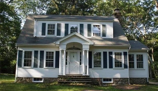 Spacious 5-bedroom house in charming South Kingstown with WiFi, AC