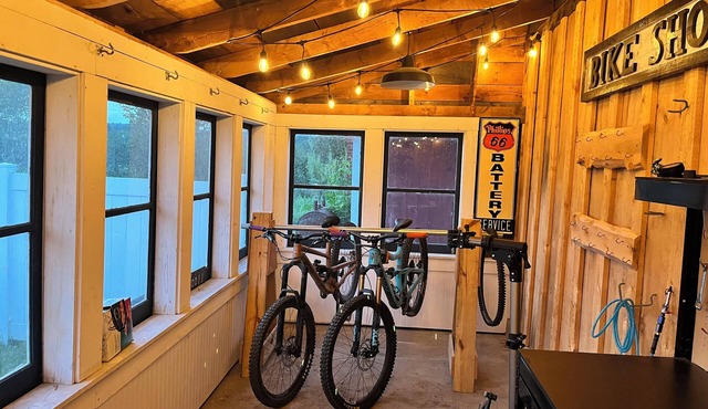 Spacious 5-bedroom home - close to town and trails