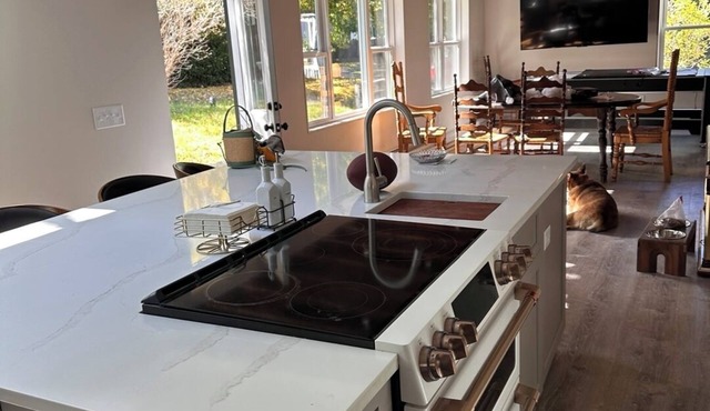 Spacious 5-bedroom house in charming Lee with WiFi