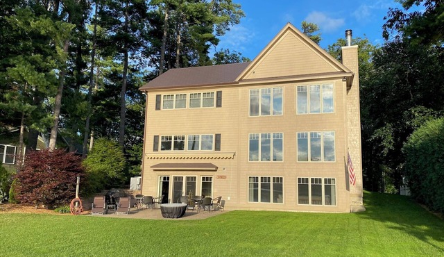 Spacious 5-bedroom retreat on Lake Winnisquam