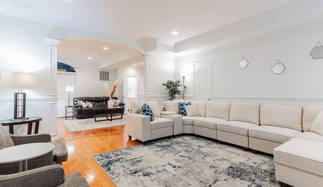 Spacious 5BR Retreat for Families & Groups, 4.5BA, Comfort & Style