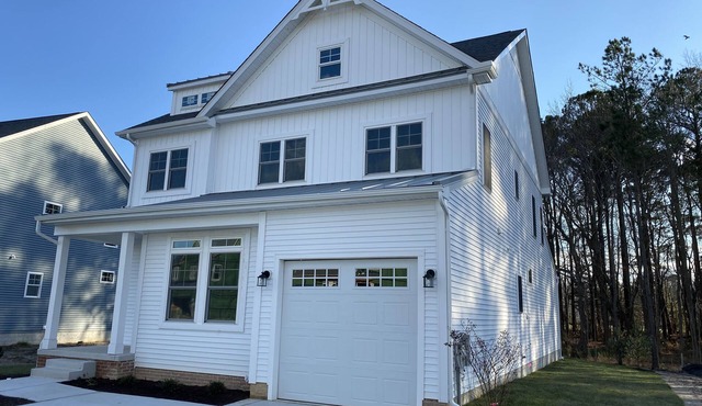 Spacious 5BR4BA Family home! Walk to dining, shops, minigolf. Pet friendly.