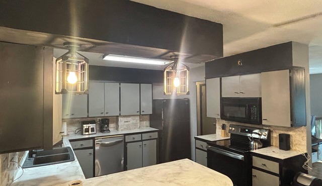 Spacious 6 Bed House, Wifi, TVs in all rooms. Jetted Tub, 2.5 Bath Close to I380