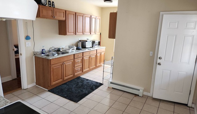 Spacious 6-bedroom house in welcoming Springfield with AC, WiFi