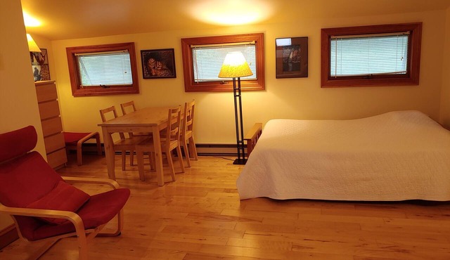 Spacious and comfortable, king bed and double futon sofa, kitchen, near 7 Oaks