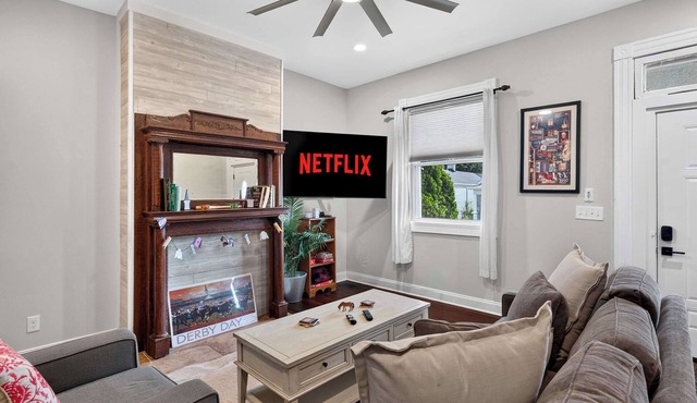 Spacious and cozy Highlands unit near attractions!
