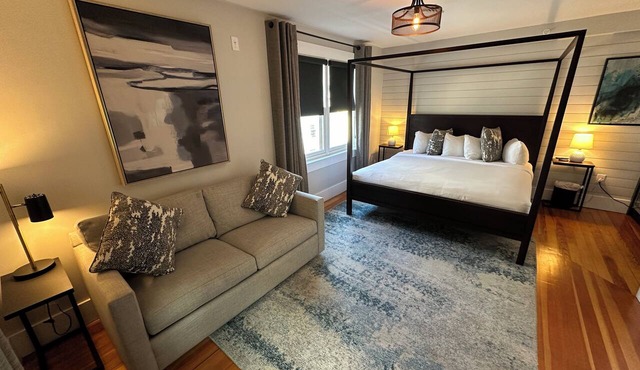 Spacious and modern 1 Bed/1 Bath/(Sleeps 4) Dog friendly with parking on Historic Pelham St.