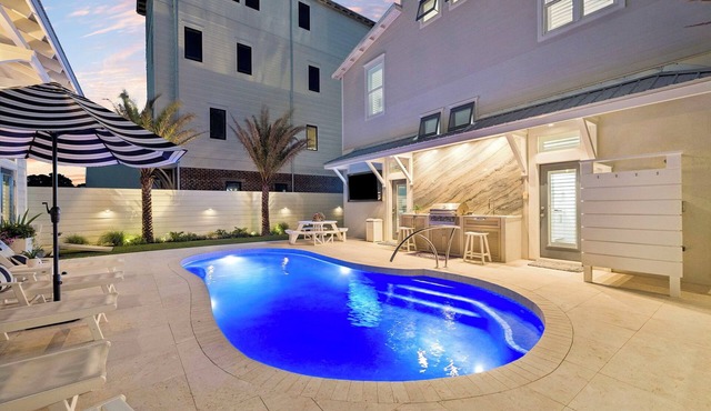 Spacious Balcony, Gulf Views, and Private Pool Near Beach Access