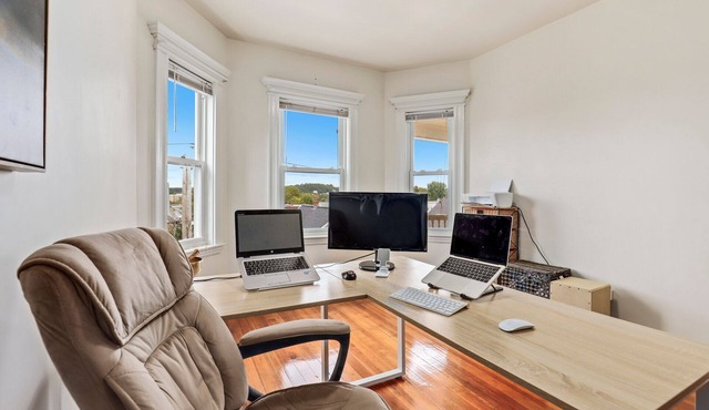 Spacious Clean Apartment Commuter friendly to City.