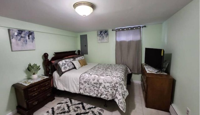 Spacious Clean Lovely 2 Bedroom Apartment