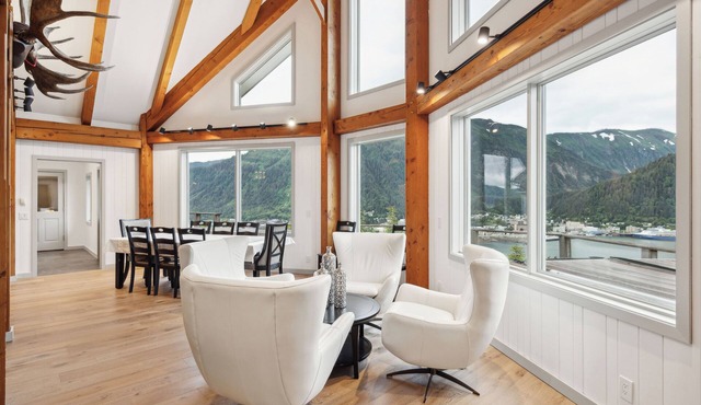 Spacious Custom Home With Extraordinary Views And Hot Tub