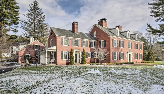 Spacious Estate w/Courtyard: 2 Miles to Downtown!