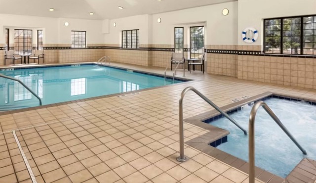 Spacious Extended Stay in Bloomington with Breakfast – Great for Families